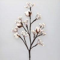 Rama decorativa LED de flores de algodon y bayas blancas 0,55M Luz calida